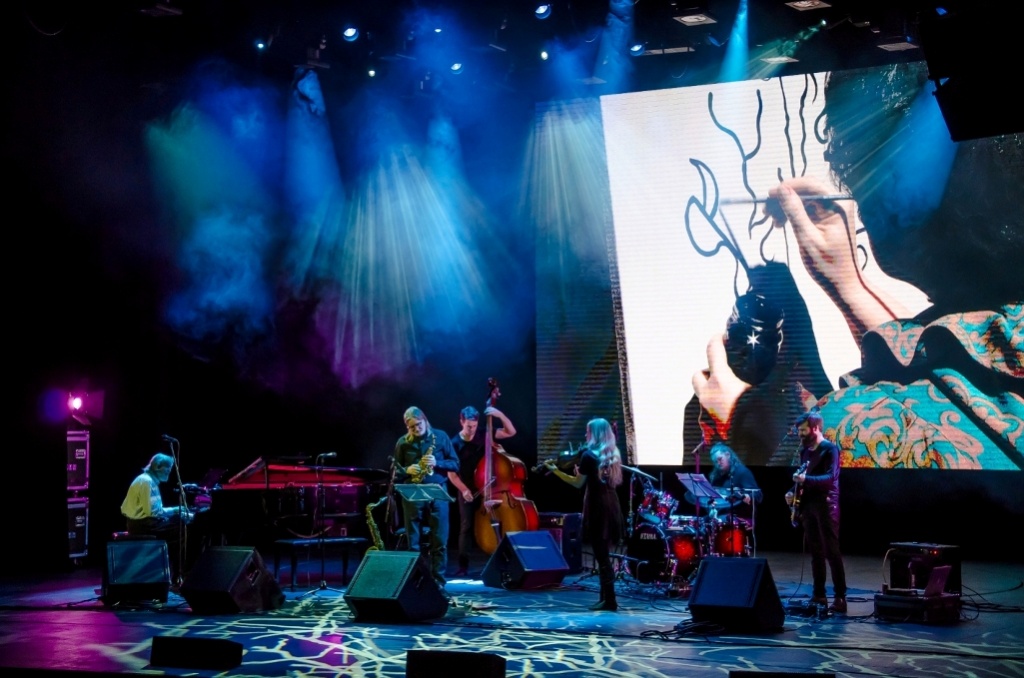 Перформанс в стиле live art от Елены Суховой на коцнерте в филармонии.jpg